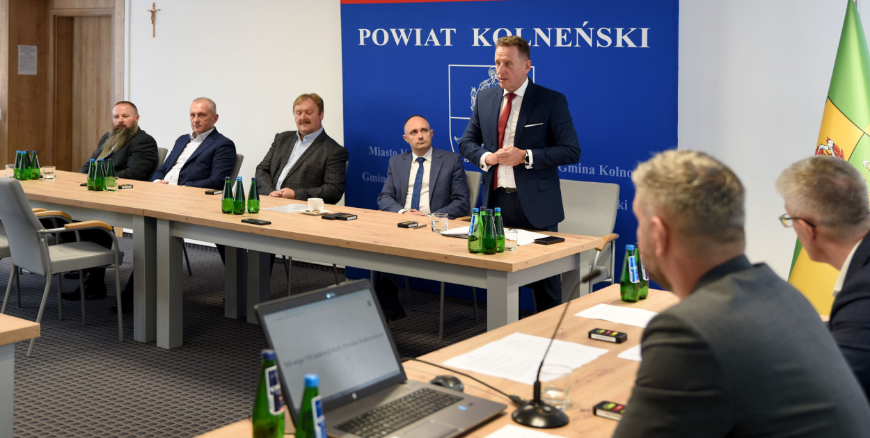 Starosta Tadeusz Klama, podziękował radnym za poparcie, stwierdzając, że ten jednomyślny głos w radzie, świadczy o zgodzie i wspólnych kierunkach rozwoju powiatu (fot. archiwum powiatu kolneńskiego)