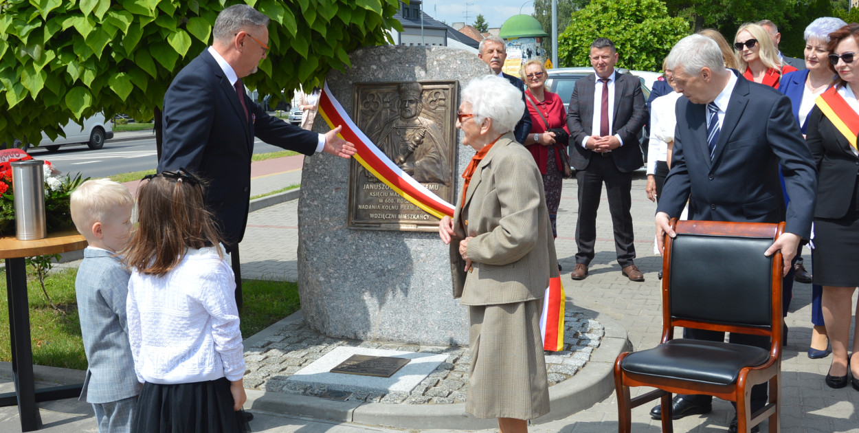 Odsłonięcie pamiątkowej tablicy z okazji jubileuszu 600-lecia miasta