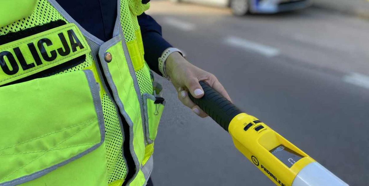 Jazda hulajnogą elektryczną zarówno po alkoholu jest poważnym wykroczeniem drogowym, za które grozi mandat w wysokości 2500 złotych