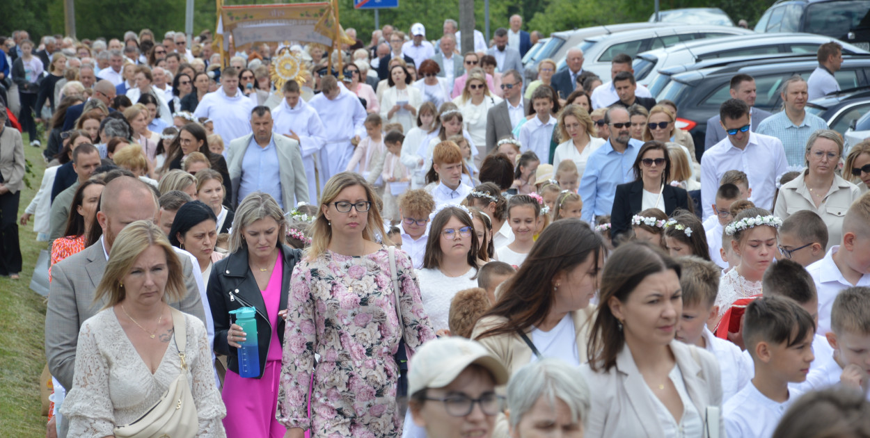 Zwyczaj organizowania procesji do czterech ołtarzy, symbolizujących cztery Ewangelie i cztery strony świata, na które jest ona głoszona, wprowadzony został w XV w. w Niemczech. Przy każdym ołtarzu odczytywany jest fragment Ewangelii
