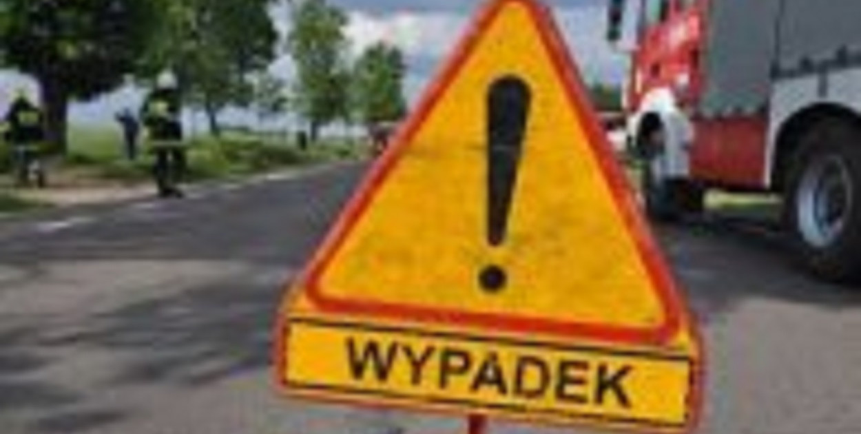 Najwyraźniej nie zauważyła, że zamierza on skręcić w lewo na pole. Ostatecznie doszło do zderzenia obu pojazdów. Samochodem kierowała 33-letnia mieszkanka gminy Turośl
