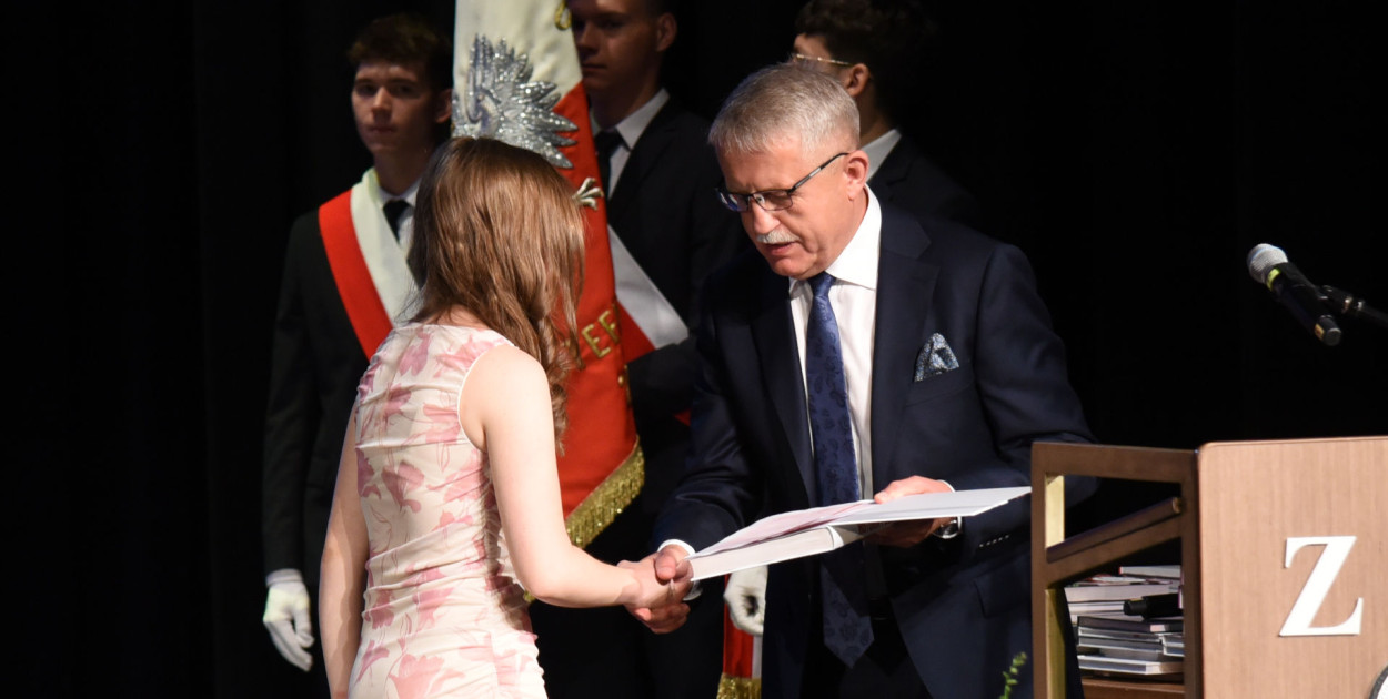 Po części oficjalnej uczniowie otrzymali świadectwa, nagrody oraz podziękowania. Na zdjęciu dyrektor E. Gromadzki z uczennicą (fot. archiwum powiatu kolneńskiego)