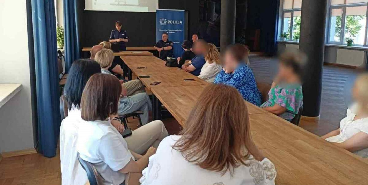Debata była doskonałą okazją, aby porozmawiać z lokalną społecznością o istniejących wokół nich zagrożeniach oraz sposobach ich unikania i eliminowania. W spotkaniu uczestniczył również przedstawiciel Straży Miejskiej w Kolnie (fot. KPP Kolno)