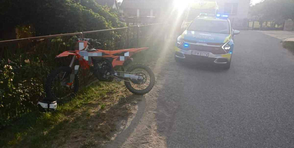 Po przejechaniu kilku kilometrów, kierowca stracił panowanie nad motocyklem i przewrócił się (fot. KPP Kolno)