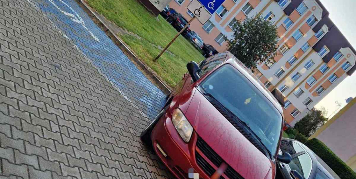 Dzięki sygnałom przekazywanym przez internautów za pośrednictwem tej interaktywnej aplikacji, policjanci ustalili sprawcę nieprawidłowego parkowania w Kolnie