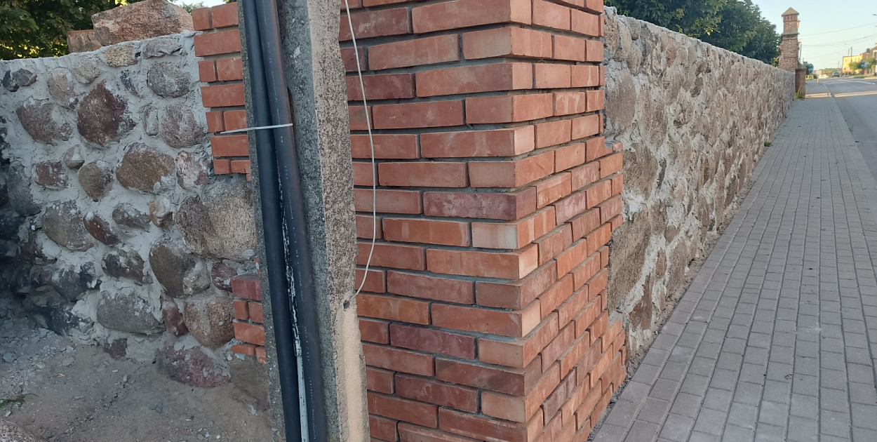 Cały remont został podzielony na 2 części. Dłuższe odcinki zostaną wykonane za łączną cenę 1 344 999,99 zł brutto, natomiast remont pozostałych (od ulicy Konopnickiej i Sobieskiego) za 589 456,26 zł brutto