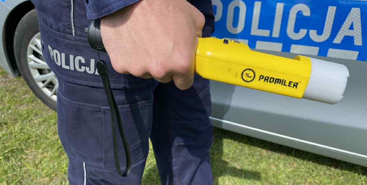 35-latek usłyszał już zarzuty. Odpowie za jazdę w stanie nietrzeźwości oraz pomimo braku uprawnień. Grozi mu do 3 lat pozbawienia wolności