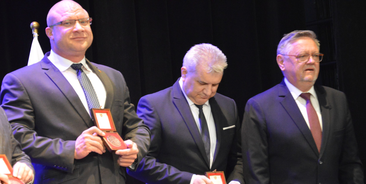 Paweł Sielawa (na zdjęciu pierwszy z prawej) z okolicznościowym medalem z okazji jubileuszu 600-lecia Kolna