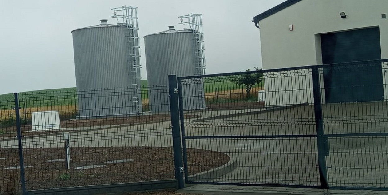 W ramach projektu udało się zrealizować szereg kluczowych prac, w tym: wykonanie fundamentów pod zbiorniki retencyjne, wymiana stolarki okiennej, nowe pokrycie dachowe i modernizacja elewacji budynku