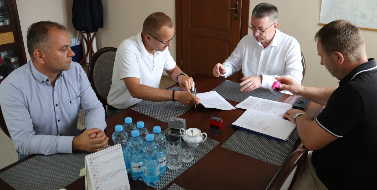 Przy podpisaniu umowy obecny był Andrzej Kleczyński - Kierownik Referatu Gospodarki Komunalnej oraz Robert Nadara - Kierownik Referatu Inwestycji i Rozwoju (fot. archiwum Gminy Kolno)