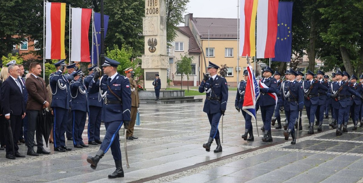 Atrakcje przygotowane dla mieszkańców z okazji święta pokrzyżowała trochę pogoda. Niestety prawie cały czas padał deszcz (fot. archiwum KPP Kolno)