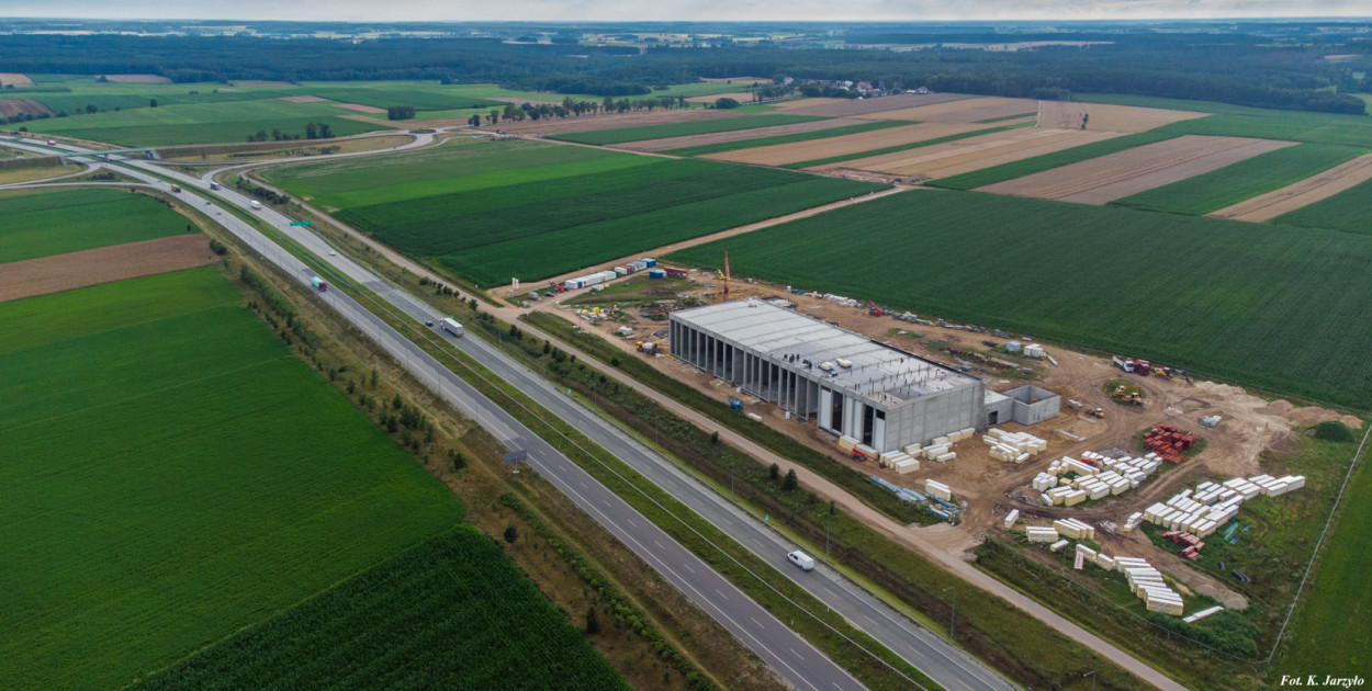 Przy drodze serwisowej przy S61, na północno - zachodnich obrzeżach miasta zbudowany zostanie kompleks biurowo-magazynowy polskiej spółki SPEC Food Service. Wykonawcą kontraktu o wartości ponad 59 mln zł jest firma STRABAG. Jeśli wszystko pójdzie zgodnie z harmonogramem prace zakończą się w marcu 2026 roku (fot. K. Jarzyło)
