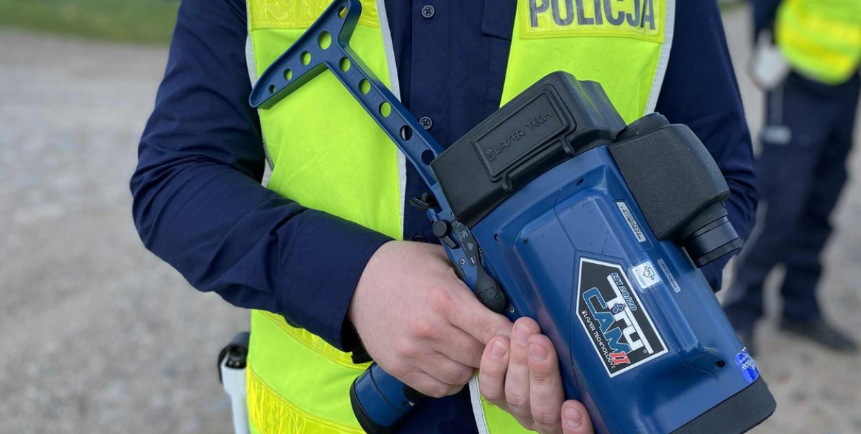 Zostali oni ukarani mandatami w wysokości 1500 i 2500 złotych, a na ich konta trafiło odpowiednio 13 i 15 punktów. Oboje stracili też prawa jazdy na 3 miesiące. Miejsce kontroli było wielokrotnie wskazywane przez internautów na Krajowej Mapie Zagrożeń Bezpieczeństwa