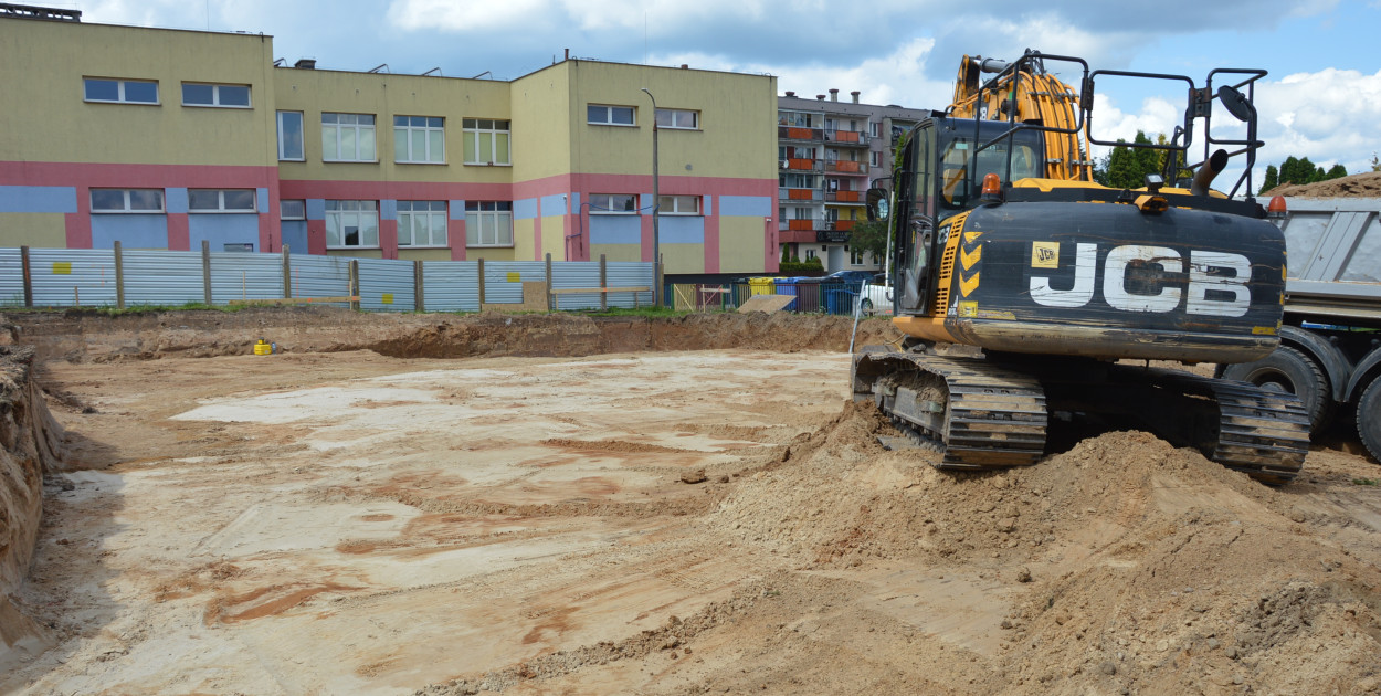 Planowany termin zagospodarowania i oddania żłobka do użytkowania to koniec czerwca 2026 roku. Od września 2026 roku dzieci będą mogły uczęszczać do nowego żłobka wyposażonego w sprzęt i wszelkie pomoce edukacyjne