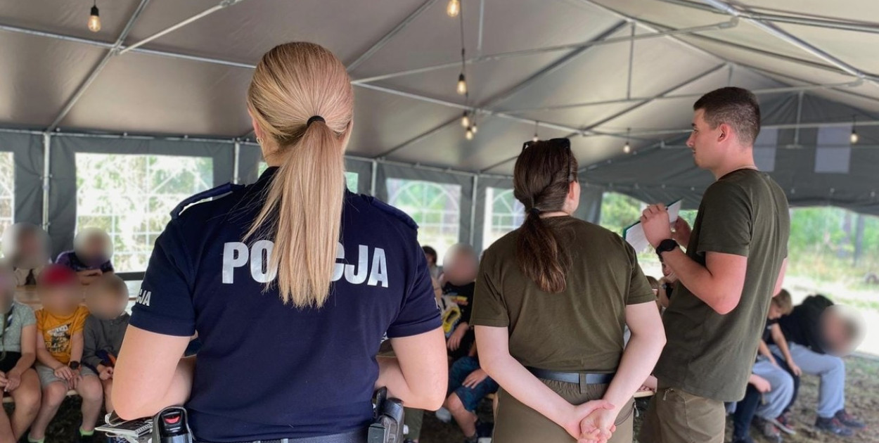 Funkcjonariusze wspólnie z przedstawicielami Nadleśnictwa Nowogród sprawdzili obozowisko pod kątem bezpieczeństwa oraz udzielili opiekunom i harcerzom cennych wskazówek (fot. KPP Kolno)