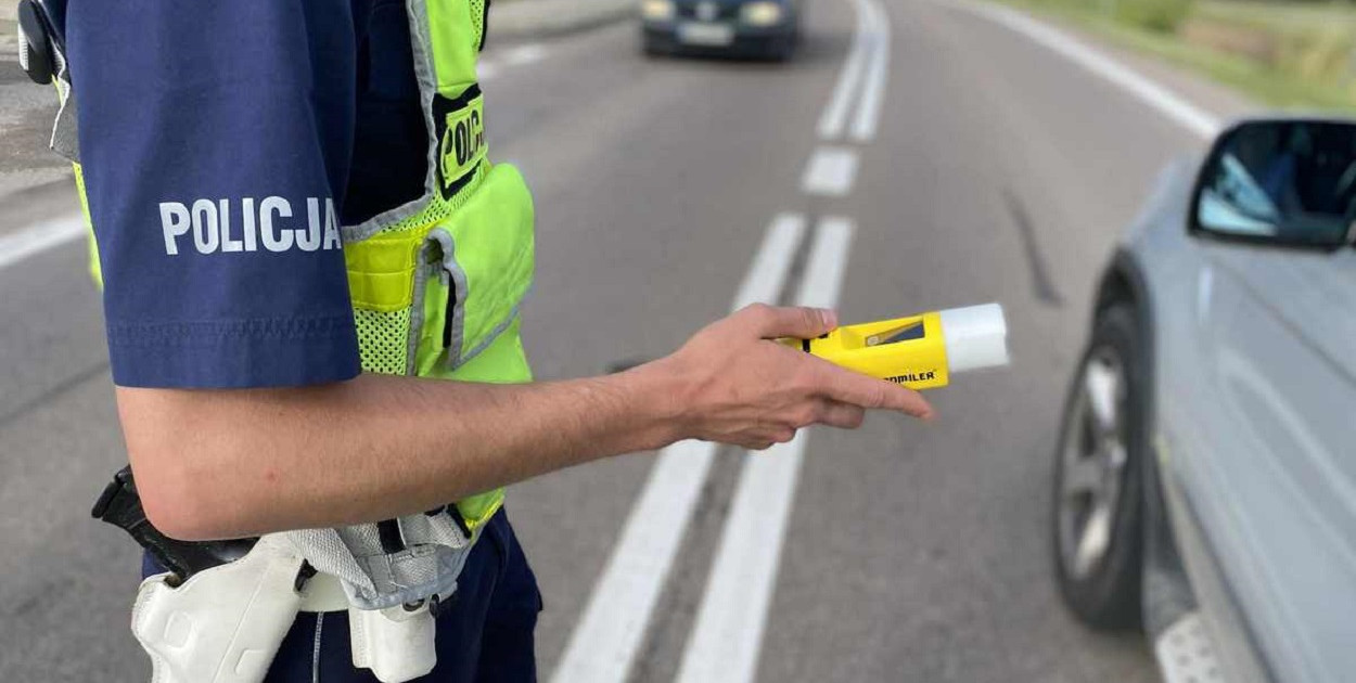 Pamiętajmy, że osobie pod wpływem alkoholu, czy też środków odurzających w znacznym stopniu pogarsza się ostrość widzenia i ocena odległości, następuje także opóźnienie czasu reakcji, obniżenie koncentracji i błędna ocena własnych możliwości (fot. zdjęcie ilustracyjne)