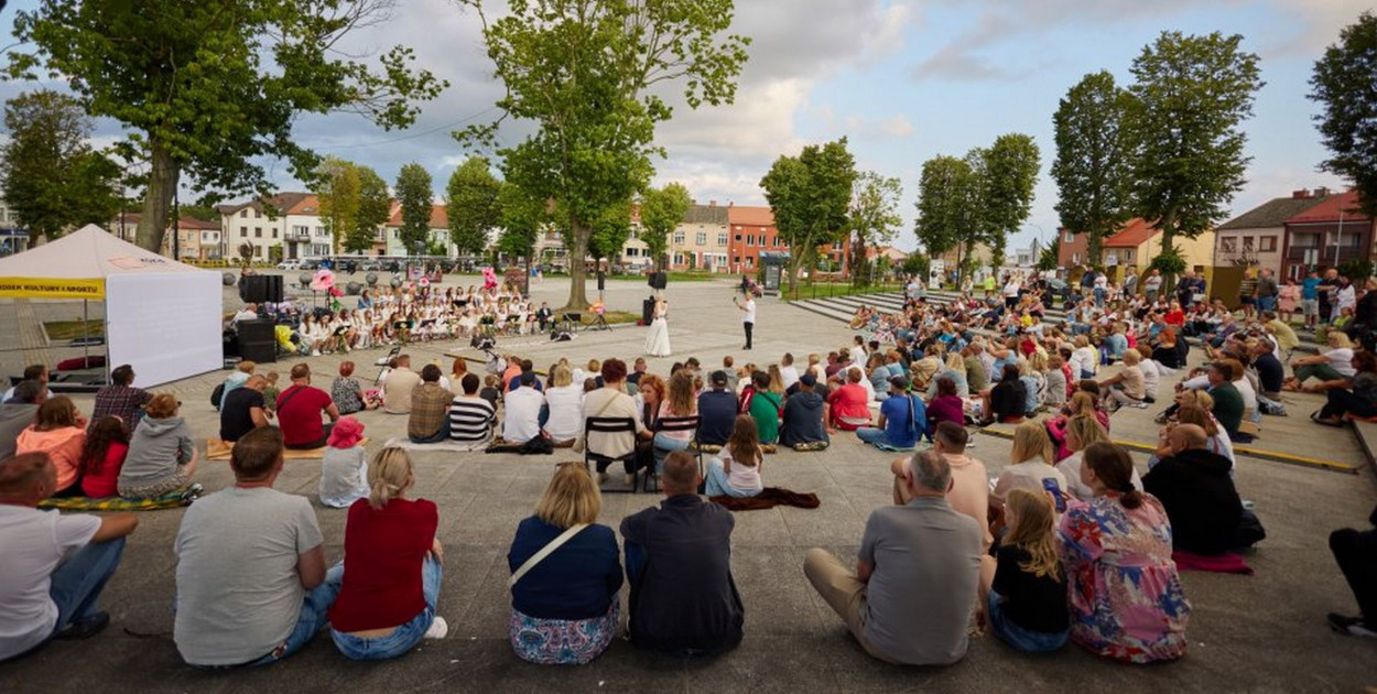 KOKiS: Wszystkim mieszkańcom oraz gościom odwiedzającym Kolno w czasie wakacji życzymy słonecznych dni i udanego wypoczynku. Tegoroczny koncert „pod dębami” rozpoczął falę letnich upałów – korzystajmy z tej wakacyjnej aury!