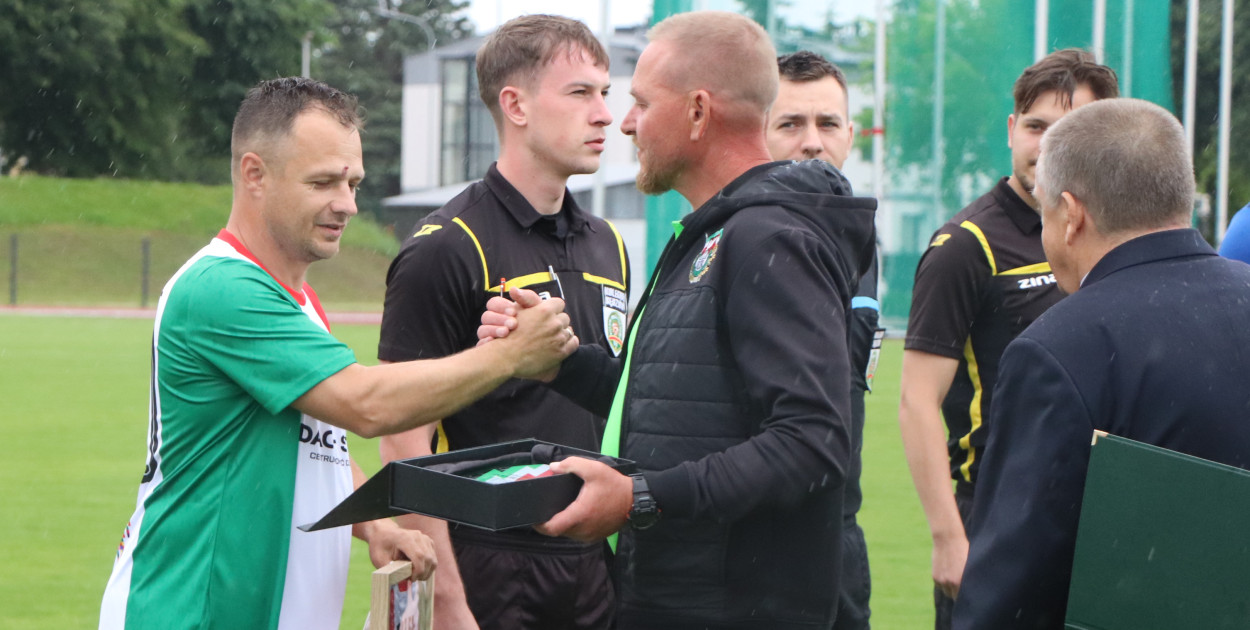 Prezes Orła Kolno Piotr Sokołowski dziękuje za wieloletnią grę Robertowi Brzezińskiemu (czerwiec 2025r.)