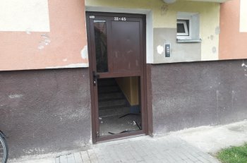 Zniszczone drzwi w bloku-2929