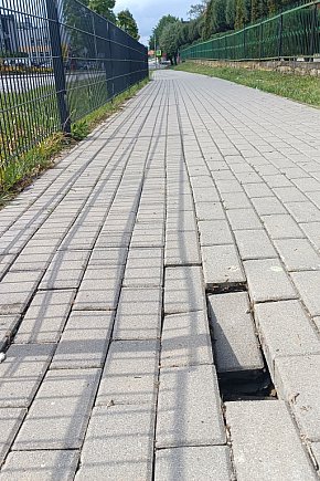Podmyty chodnik i studzienka-5128
