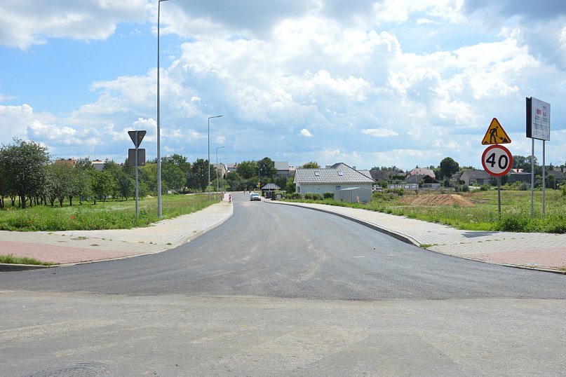 Druga warstwa asfaltu na Szmaragdowej i Bursztynowej