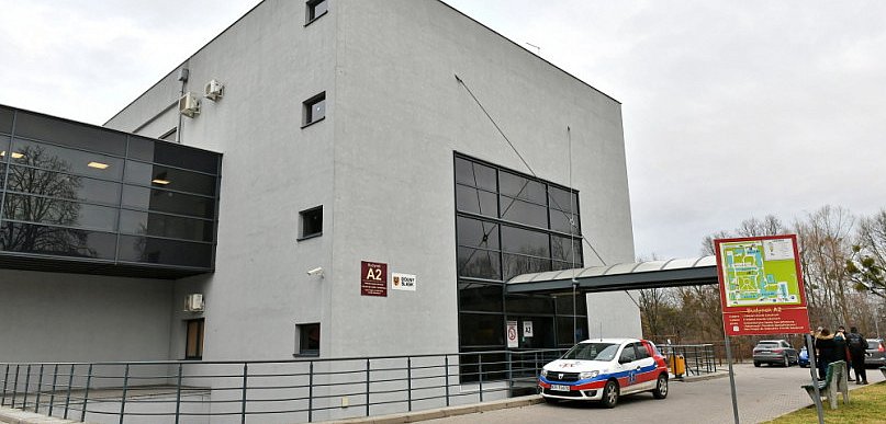 Koronawirus najgroźniejszy dla osób starszych; seniorzy, zostańcie w domach