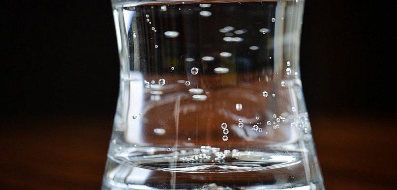 Ekspert: w czasie pandemii COVID-19 trzeba nawilżać pomieszczenia i pić wodę