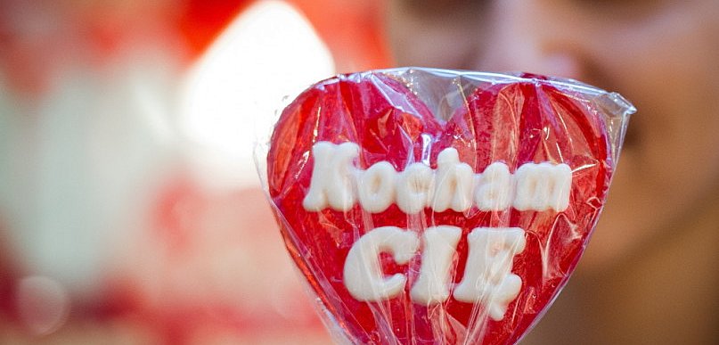 PIE: w tym roku zakochani wydadzą mniej na Walentynki