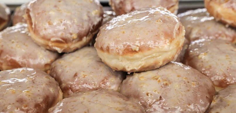 Dietetyczka: w tłusty czwartek lepiej kupić pączki w piekarni niż w markecie