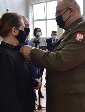 Oddali armii wszystkich synów. Teraz zostali nagrodzeni złotymi medalami -15405