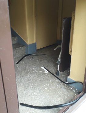 Minionej nocy zniszczono drzwi w jednym z kolneńskich bloków-23472