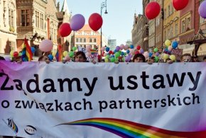 Prawie dwie trzecie Polaków chce wprowadzenia związków partnerskich-34053
