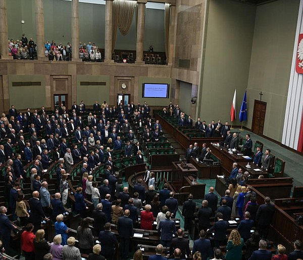Sejm uchwalił ustawę ws. osłon dla odbiorców energii wprowadzającą m.in. bon ..-34580