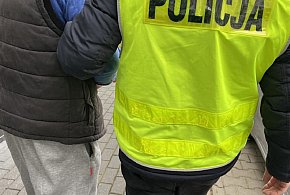 Agresywny mężczyzna i interwencja policji w Kolnie-34823