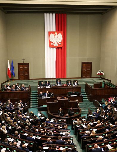 Sejm uchwalił nowelę ustanawiającą 2520 zł dodatku do renty socjalnej-38042