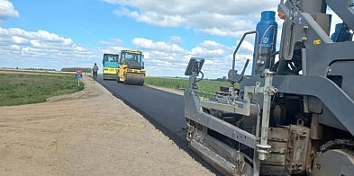 Kładą asfalt w Janowie oraz Zabielu-Zakaleń-44080
