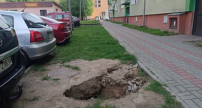 Dziury w chodniku i przy studzience-44244