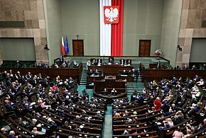 Sejm za dalszym czasowym zawieszeniem prawa do składania wniosków o azyl na...-44415