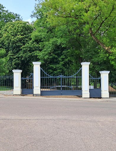Powstało nowe ogrodzenie zabytkowego parku-44878