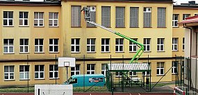 Trwa czyszczenie elewacji budynku Ogólniaka