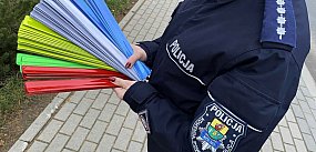 Kolneńscy policjanci zachęcają do noszenia odblasków