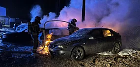 Pożar siedmiu pojazdów osobowych (fotorelacja)