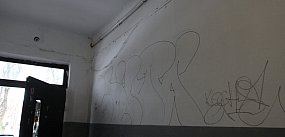 Chuligan na klatce schodowej w Kolnie