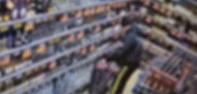 Przyłapano 69-latka, który ukradł 2 butelki spirytusu