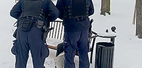 Policjanci pomogli osobie narażonej na wychłodzenie