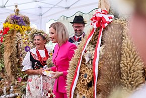 Pierwsza dama do uczestników konkursu na najpiękniejszy wieniec dożynkowy-47655