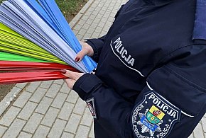 Kolneńscy policjanci zachęcają do noszenia odblasków-48537