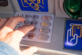 Z kont znikały pieniądze. Policja i bank badają ogólnopolski incydent-48782