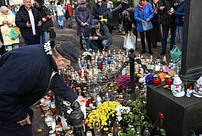 Ekspert: elektroniczne znicze powinny być wycofane ze sprzedaży-49014