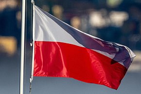 Flagę RP na Święto Niepodległości może wywiesić każdy obywatel, ale zgodnie z ...-49217